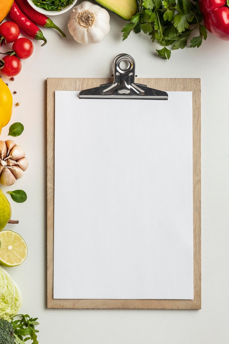 Gratis Foto bovenaanzicht van assortiment van groenten met klembord