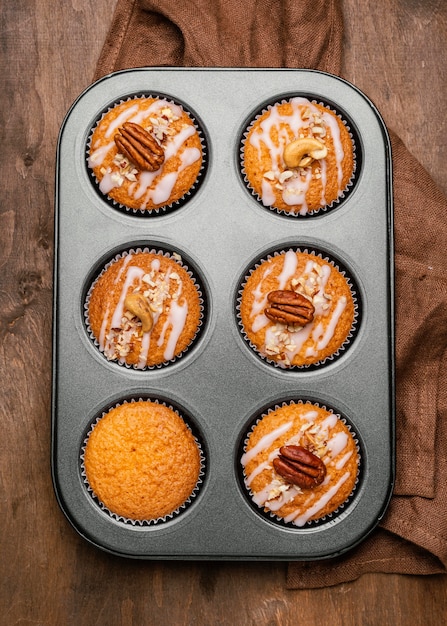 Gratis foto bovenaanzicht van assortiment van muffins in lade