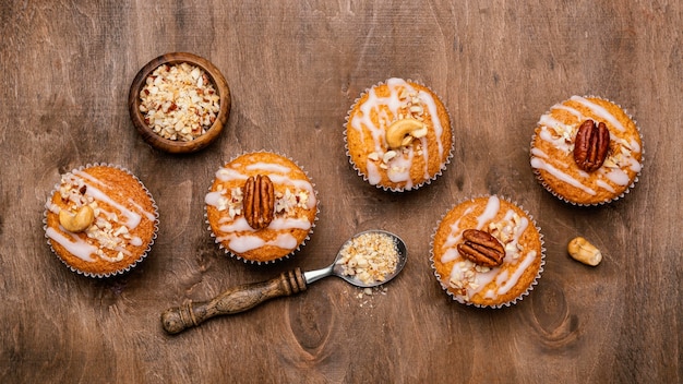 Gratis foto bovenaanzicht van assortiment van muffins