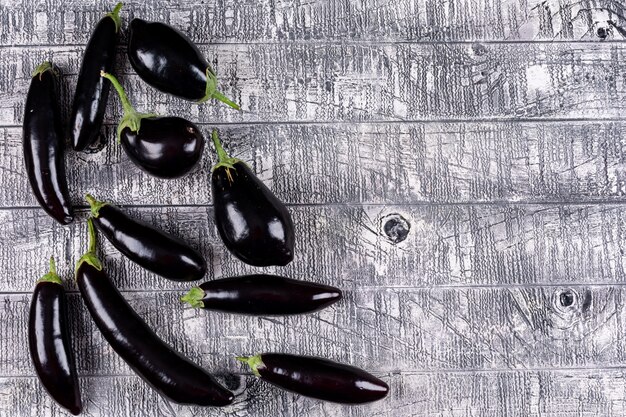 Bovenaanzicht van aubergines op een grijze houten vrije ruimte voor uw tekst