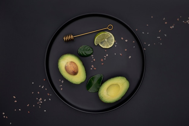 Bovenaanzicht van avocado en limoen op plaat