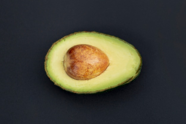 Bovenaanzicht van avocado half met pit