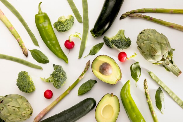 Bovenaanzicht van avocado met andere groenten