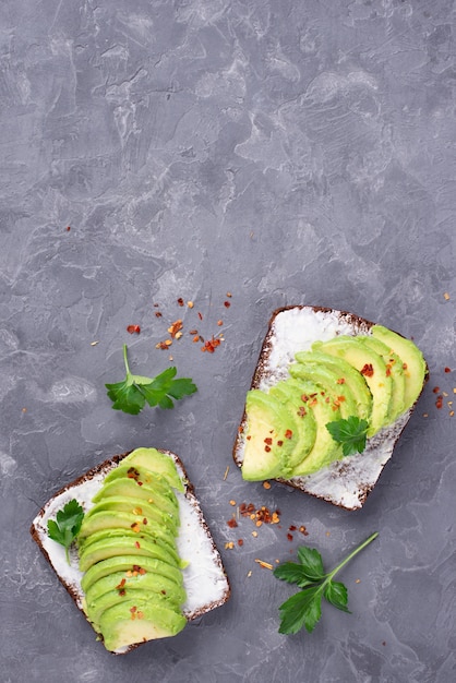 Bovenaanzicht van avocado toast met kruiden en kopie ruimte