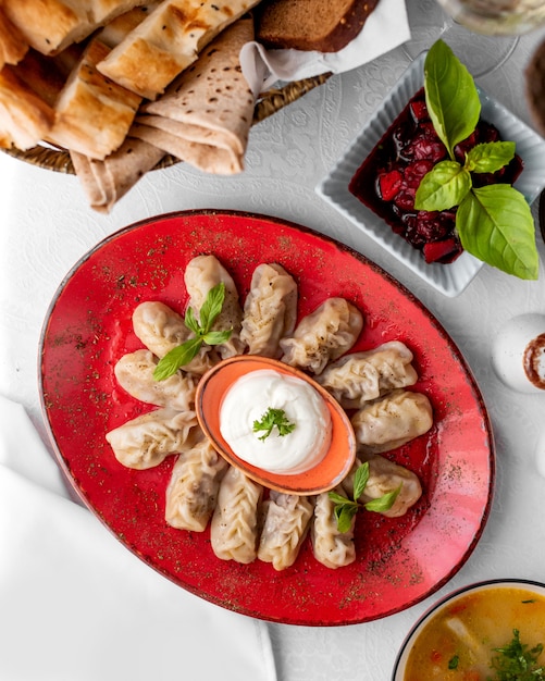 Gratis foto bovenaanzicht van azerbaijani gurza dumplings geserveerd met yoghurt