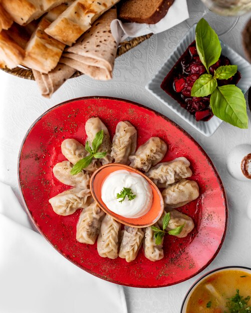 Bovenaanzicht van azerbaijani gurza dumplings geserveerd met yoghurt