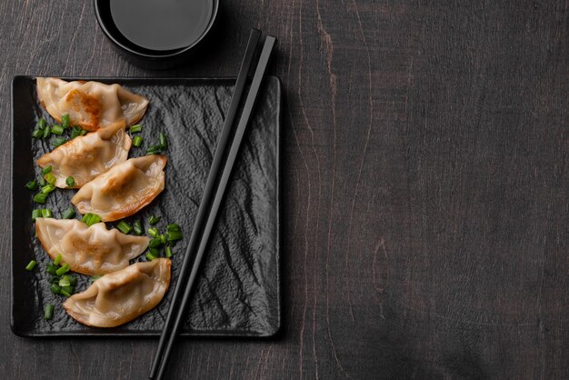 Bovenaanzicht van Aziatische dumplings schotel op leisteen met kopie ruimte