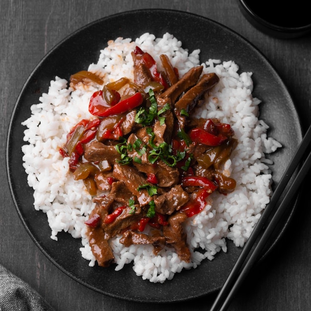Bovenaanzicht van Aziatische schotel met rijst en eetstokjes