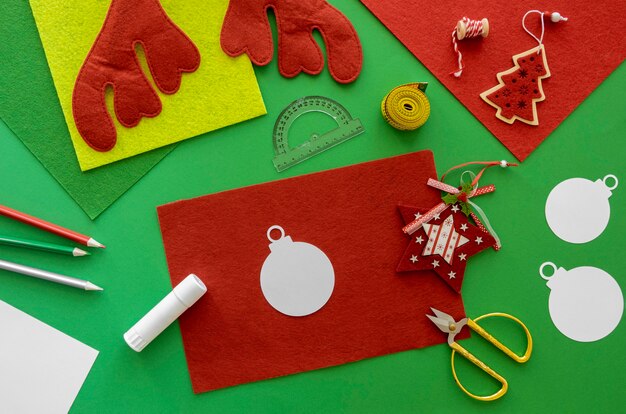 Bovenaanzicht van benodigdheden voor het maken van kerstcadeaus met papier en meetlint