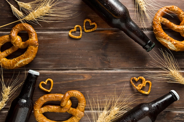 Gratis foto bovenaanzicht van bierfles met pretzels en tarwe