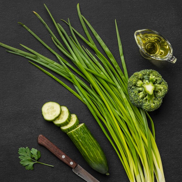 Bovenaanzicht van bieslook met komkommer en broccoli