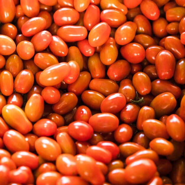 Bovenaanzicht van biologische producten tomaten in de lokale markt