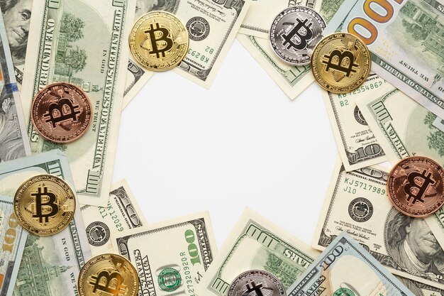 Bovenaanzicht van bitcoin en dollarbiljetten