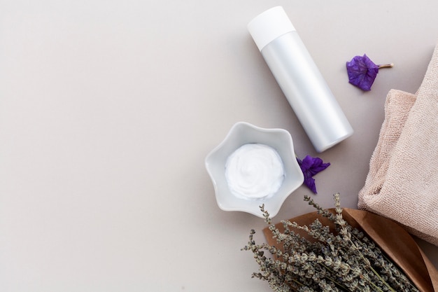 Bovenaanzicht van body butter cream met kopie ruimte