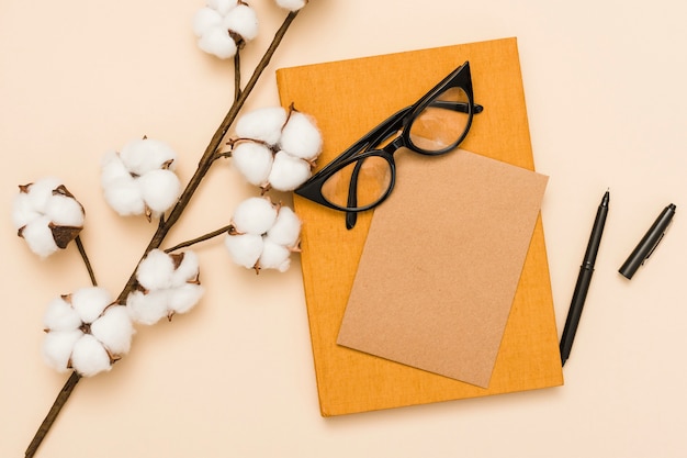 Gratis foto bovenaanzicht van boek en orchideeën