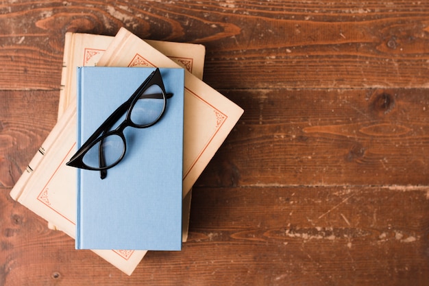 Bovenaanzicht van boeken en glazen