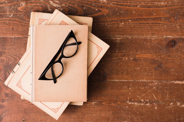 Bovenaanzicht van boeken en glazen