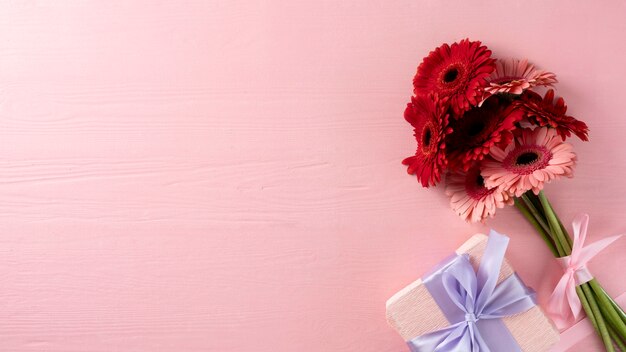 Bovenaanzicht van boeket bloemen met geschenkdoos en kopieerruimte