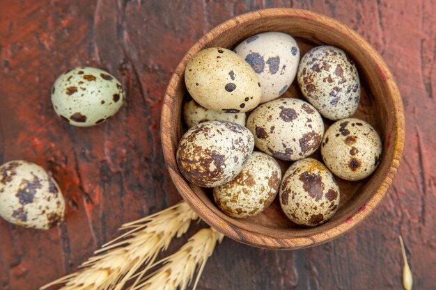 Bovenaanzicht van boerderij verse eieren binnen en buiten een houten pot op een bruine achtergrond