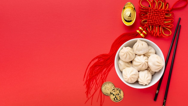 Gratis foto bovenaanzicht van bollen en tegenhanger chinees nieuw jaar