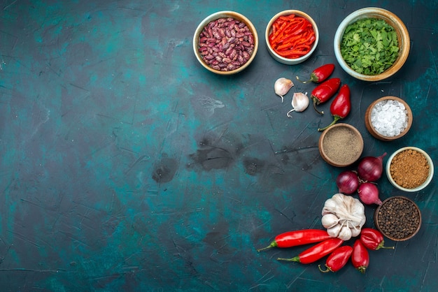 Bovenaanzicht van bonen en paprika's met uienknoflook op donker, het product van het voedselingrediënt