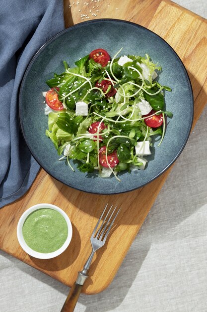 Bovenaanzicht van bord met keto-dieetvoedsel en een kleine kom met sos