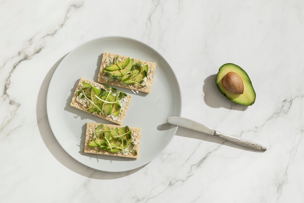 Bovenaanzicht van bord met keto-dieetvoedsel en een mes