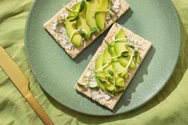 Bovenaanzicht van bord met keto-dieetvoedsel en gouden mes