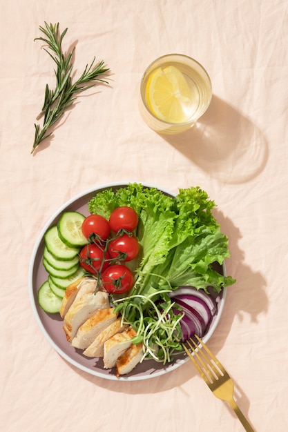 Bovenaanzicht van bord met keto dieetvoedsel en rozemarijntak