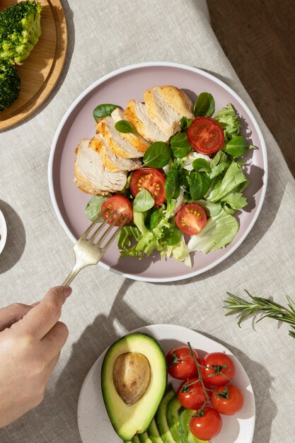 Bovenaanzicht van bord met keto-dieetvoedsel en tomaten