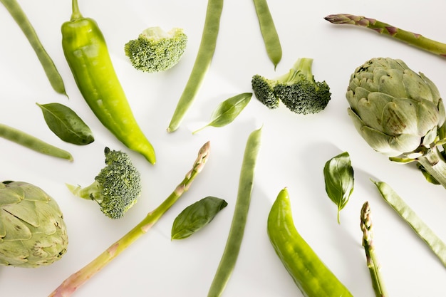 Bovenaanzicht van broccoli met andere groenten