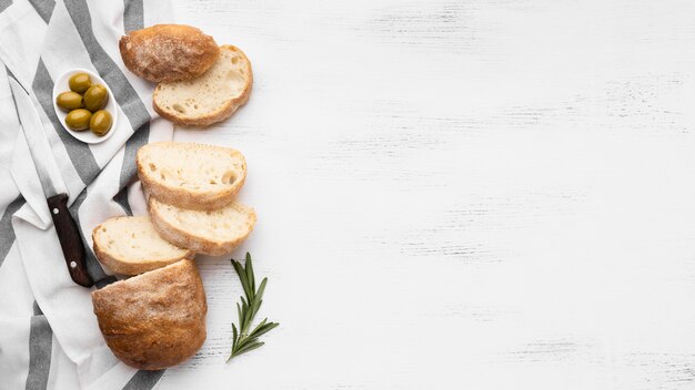 Bovenaanzicht van brood concept met kopie ruimte