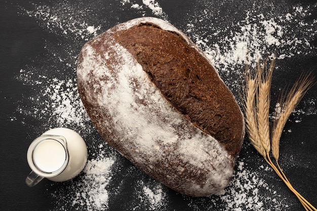 Gratis foto bovenaanzicht van brood concept met melk