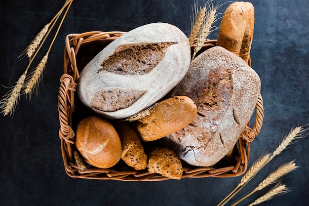 Gratis foto bovenaanzicht van brood in een mand op zwarte tafel