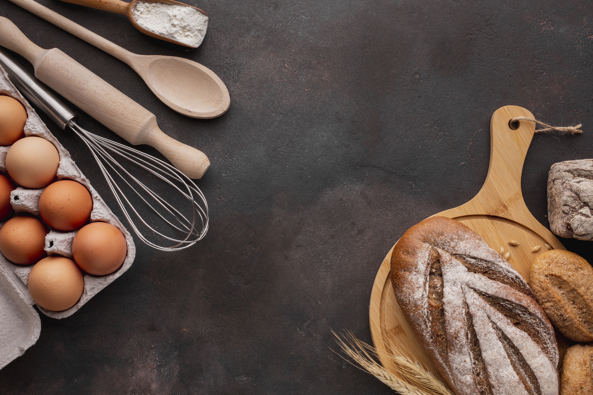 Gratis foto bovenaanzicht van brood op een houten bord met eierdoos