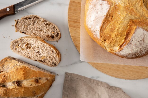 Bovenaanzicht van brood op marmeren oppervlak