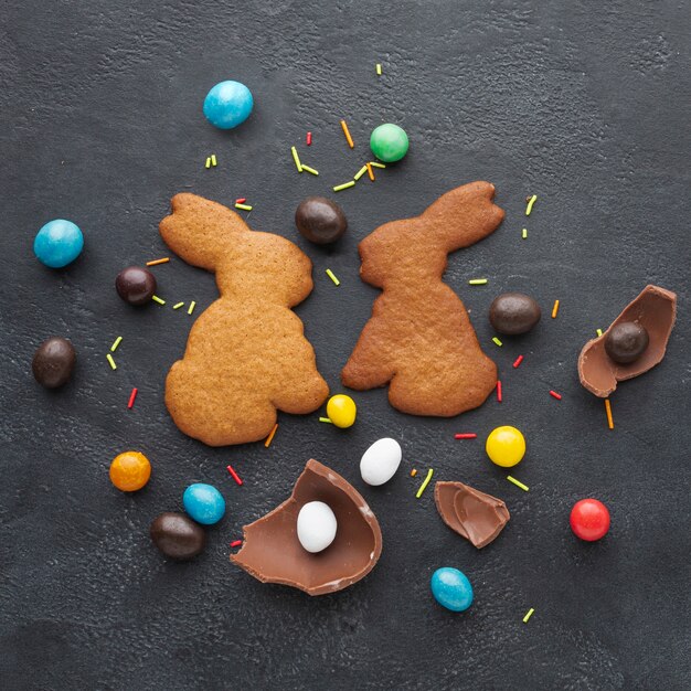 Bovenaanzicht van bunny vormige koekjes voor Pasen en snoep