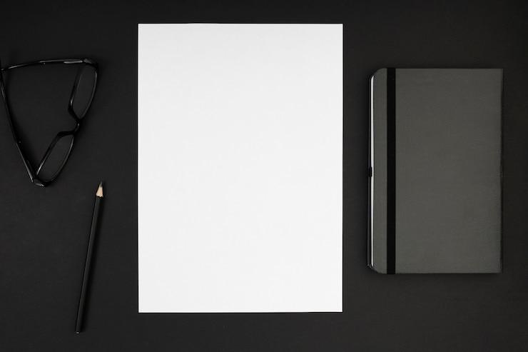 Gratis Foto bovenaanzicht van bureau donker concept met kopie ruimte