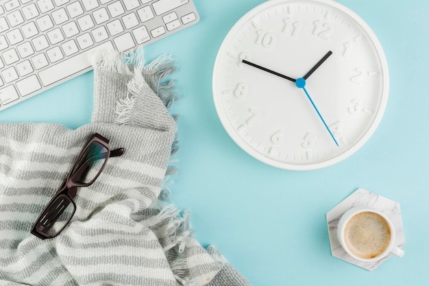 Bovenaanzicht van Bureau met klok en toetsenbord