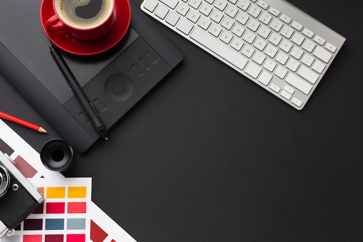 Gratis Foto bovenaanzicht van bureau met koffie en toetsenbord