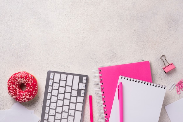 Bovenaanzicht van Bureau met laptops en donut