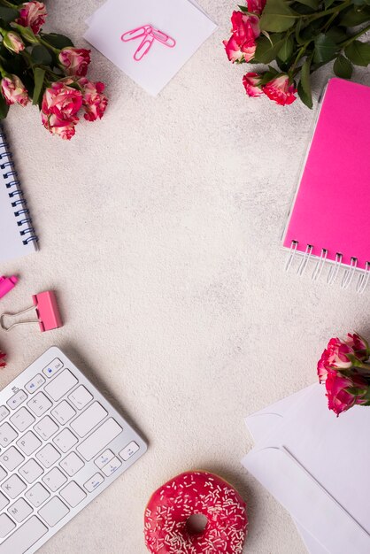 Bovenaanzicht van Bureau met toetsenbord en boeket rozen