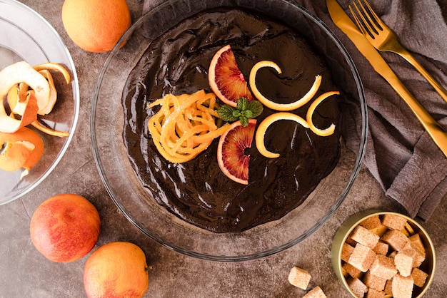 Bovenaanzicht van cake met suikerklontjes en fruit