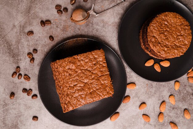 Gratis foto bovenaanzicht van cake op platen met amandelen