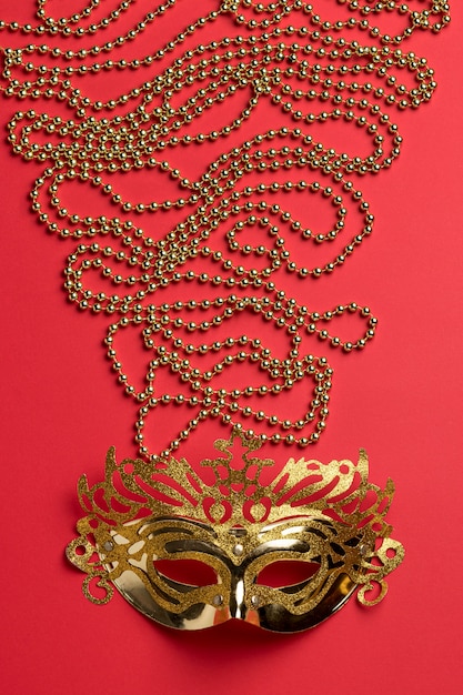 Bovenaanzicht van carnaval masker met kralen