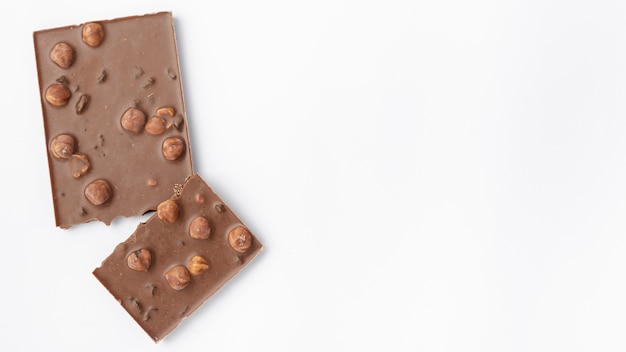 Bovenaanzicht van chocolade met hazelnoten