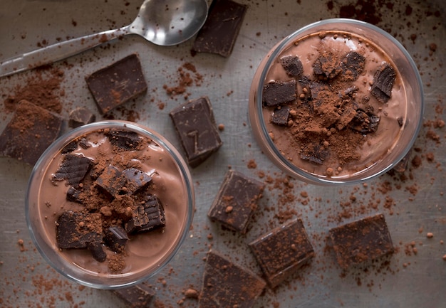 Bovenaanzicht van chocolade milkshakes met lepel