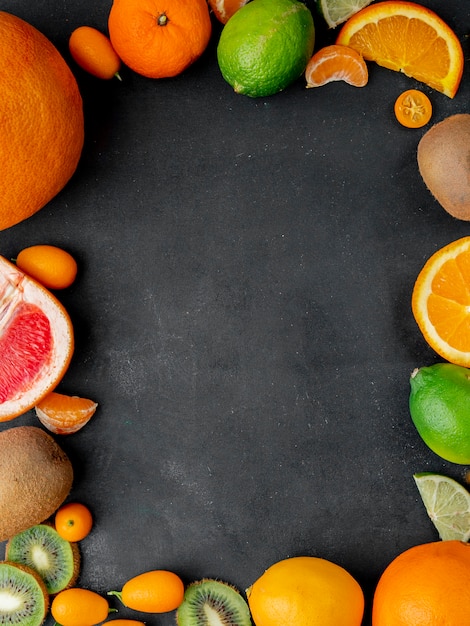Bovenaanzicht van citrusvruchten als mandarijn limoen en anderen op zwart oppervlak