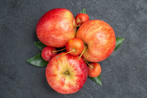 Bovenaanzicht van close-up fruit, bessen en appels met bladeren