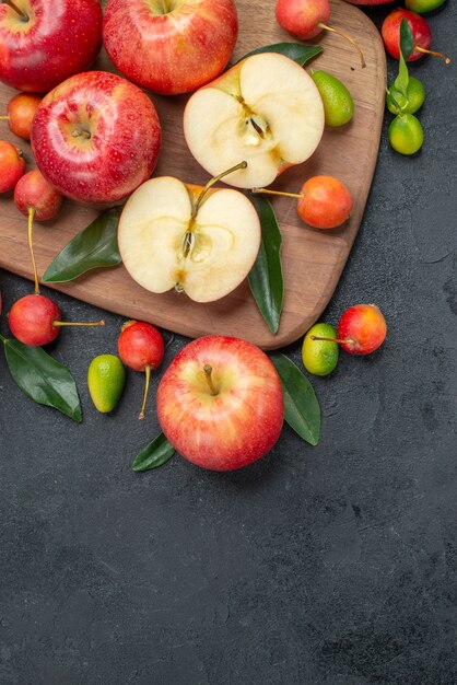 Bovenaanzicht van close-up fruit fruit en bessen op het bord naast de citrusvruchten